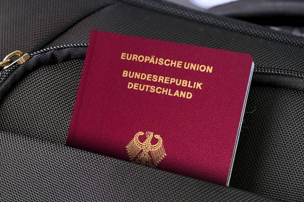 Закрыть Германию Passport в черном чемодане — стоковое фото