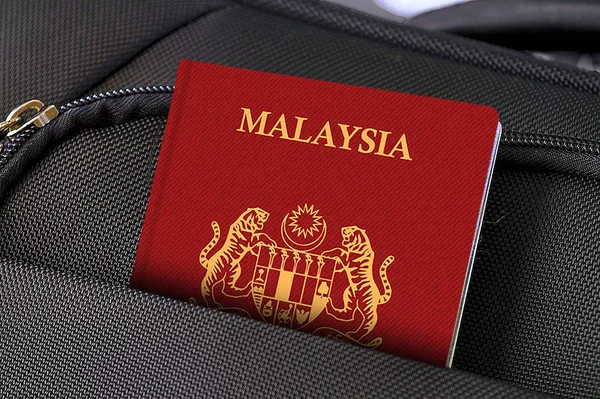 Närbild av Malaysia pass i svart resväska Pocket — Stockfoto