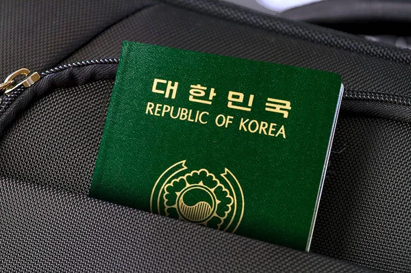 Cierre del pasaporte de Corea del Sur en Black Suitcase Pocket — Foto de Stock