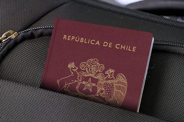 Fechar do Chile Passaporte em Bolso de Mala Negra — Fotografia de Stock