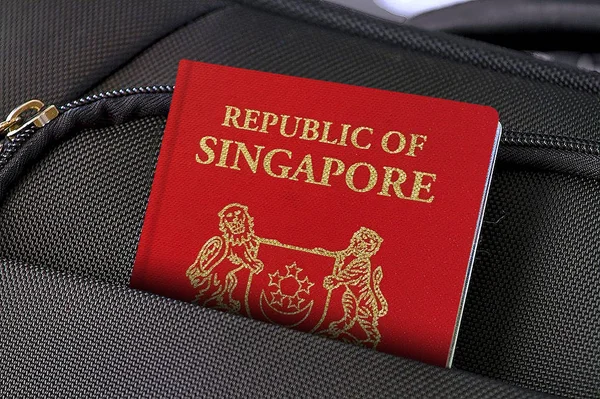 Cierre del pasaporte de Singapur en Black Suitcase Pocket —  Fotos de Stock