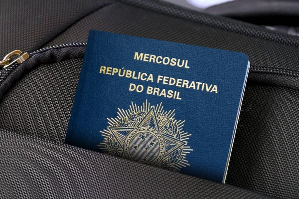 Fechar do Brasil Passaporte em Bolso de Mala Negra — Fotografia de Stock