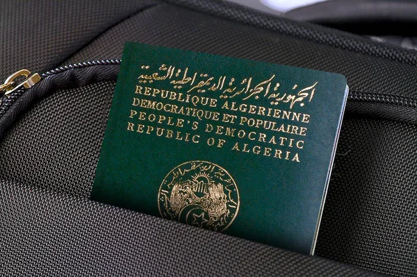 Zbliżenie paszportu algierskiego w czarnej walizce Kieszeń — Zdjęcie stockowe