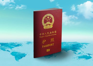 Çin pasaportu arka planda bulutlarla dünya haritasında