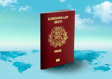 Estonya pasaportu arka planda bulutlarla dünya haritasında