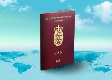 Danimarka pasaportu arka planda bulutlarla dünya haritasında