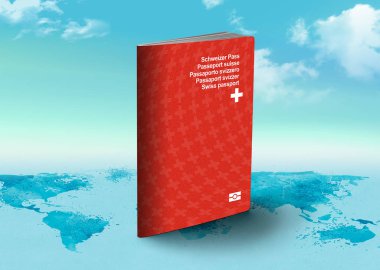 Dünya haritasında arka planda bulutlar bulunan İsviçre pasaportu