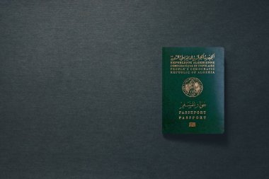 Fotokopi alanı ile koyu arkaplanda Cezayir pasaportu - 3d Görüntü