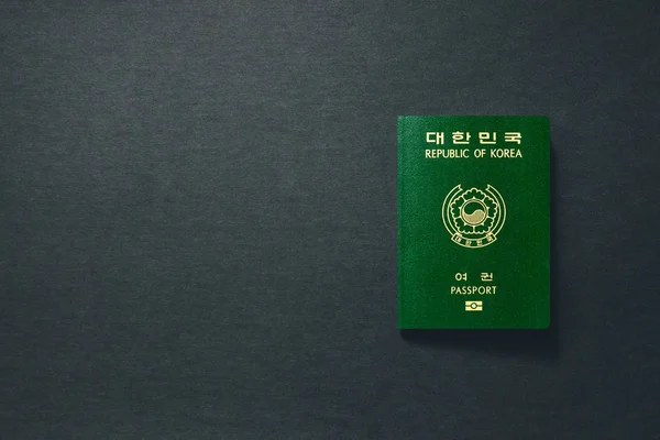 Coreia do Sul Passaporte em fundo escuro com espaço de cópia - ilustração 3D — Fotografia de Stock