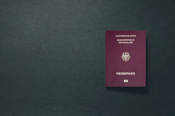 Austria Pasaporte sobre fondo oscuro con espacio de copia - Ilustración 3D — Foto de Stock
