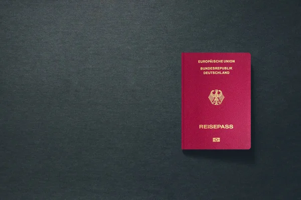 Alemanha Passaporte em fundo escuro com espaço de cópia - ilustração 3D — Fotografia de Stock