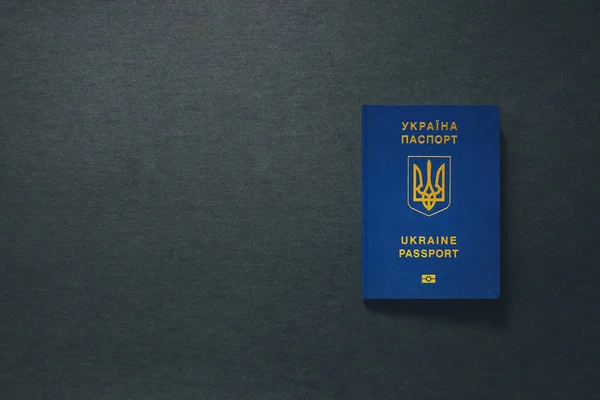 Украинский паспорт на темном фоне с копировальным пространством - 3D иллюстрация — стоковое фото