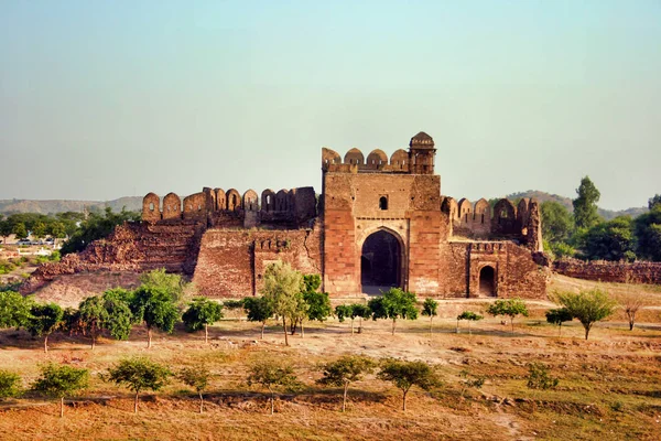 Blick auf Rohtas Fort mit blauem Himmel - Festung Jehlum aus dem 16. Jahrhundert, Pakistan — Stockfoto