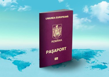 Romanya pasaportu arka planda bulutlarla dünya haritasında