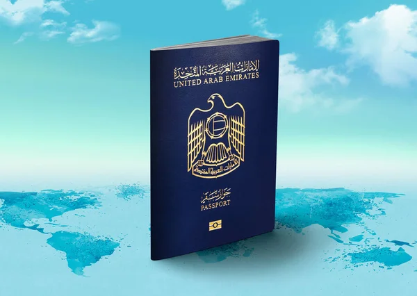 Διαβατήριο Ηνωμένων Αραβικών Εμιράτων στον παγκόσμιο χάρτη με σύννεφα στο παρασκήνιο — Φωτογραφία Αρχείου