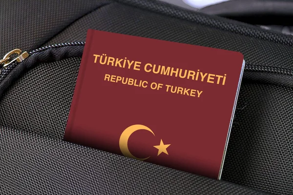 Close up de Turquia Passaporte em Black Suitcase Pocket — Fotografia de Stock