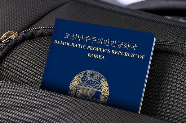 Primer plano del pasaporte de Corea del Norte en el bolsillo de la maleta negra — Foto de Stock