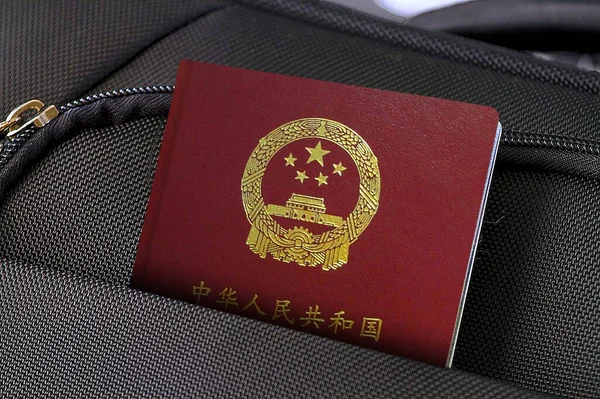 Крупный план паспорта Китая в черном кармане чехла — стоковое фото