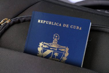 Küba pasaportunu siyah çantayla kapat. 