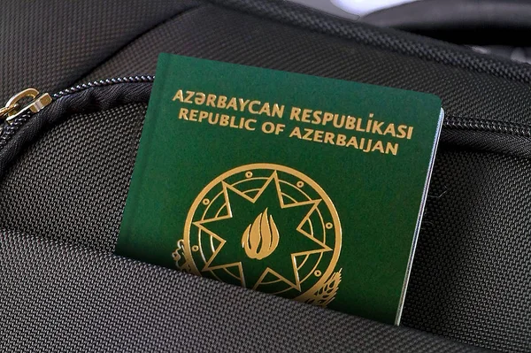 Primer plano del pasaporte de Azerbaiyán en el bolsillo de la maleta negra —  Fotos de Stock