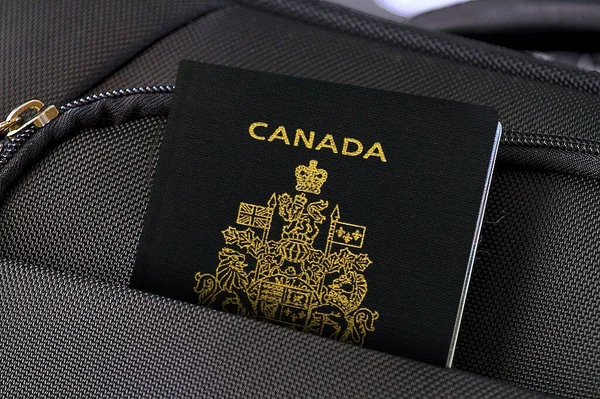 Gros plan sur Passeport Canada dans une valise noire Poche — Photo