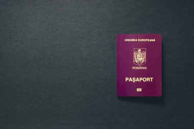 Romanya Pasaportu fotokopi alanı ile koyu arkaplanda - 3d Görüntü