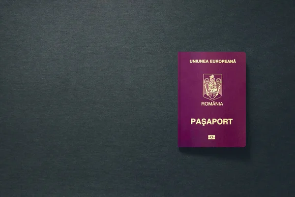 带有复制空间的深色背景的罗马尼亚护照- 3D说明 — 图库照片