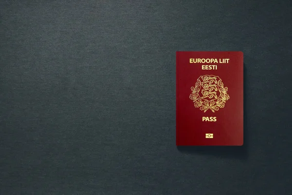 Estonia Pasaporte sobre fondo oscuro con espacio de copia - Ilustración 3D — Foto de Stock