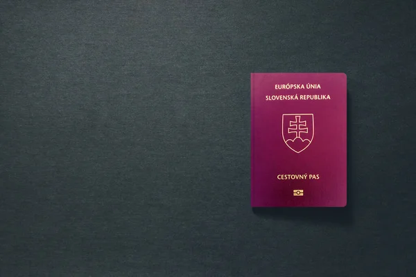 Slovensko Cestovní pas na tmavém pozadí s kopírovacím prostorem - 3D ilustrace — Stock fotografie