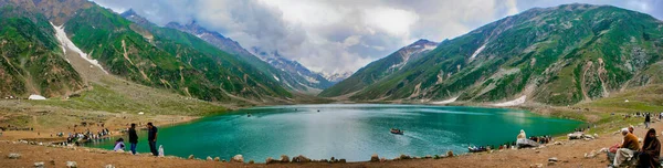 Lake Saif-ul-Maluk, Pakistan - August 12, 2011: Panoramic View of Saif ul Maluk Lake — Stock Photo, Image