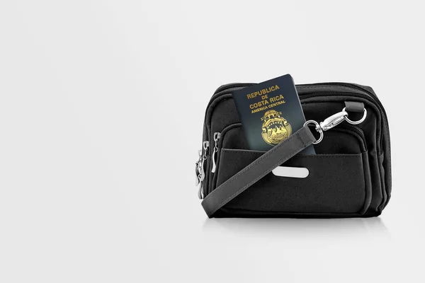 Паспорт Коста Рики Black Travel Bag Pocket Копіювальним Простором Ізольованому — стокове фото