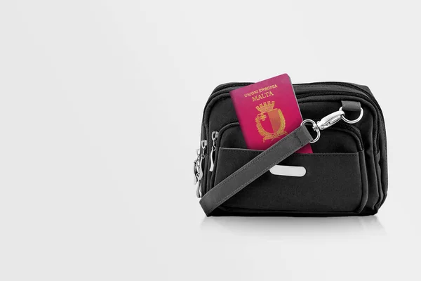 Μάλτα Διαβατήριο Μαύρο Ταξιδιωτική Τσάντα Τσέπη Αντίγραφο Χώρου Απομονωμένο Φόντο — Φωτογραφία Αρχείου