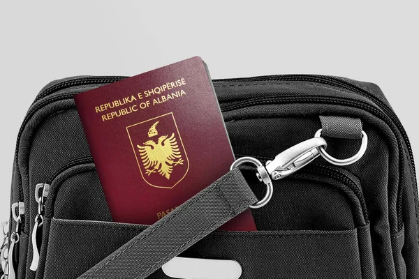 Κοντινό Πλάνο Του Αλβανικού Διαβατηρίου Στη Μαύρη Τσάντα Ταξιδιού — Φωτογραφία Αρχείου