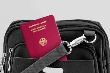 Almanya 'nın Siyah Seyahat Çantasında Pasaportu