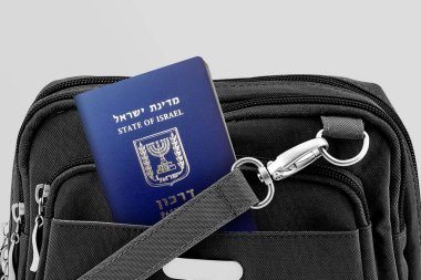 İsrail pasaportunu siyah seyahat çantasıyla kapat.