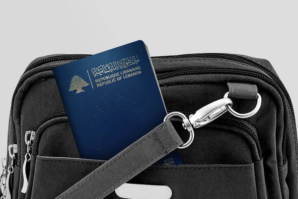 Κοντινό Πλάνο Του Λιβάνου Διαβατήριο Μαύρο Ταξιδιωτική Τσάντα — Φωτογραφία Αρχείου