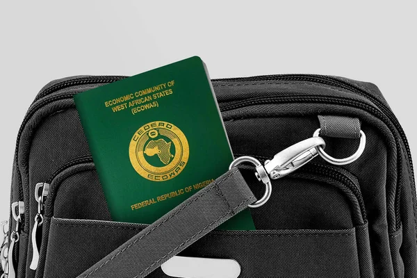 尼日利亚护照在黑色旅行袋口袋中的近照 — 图库照片