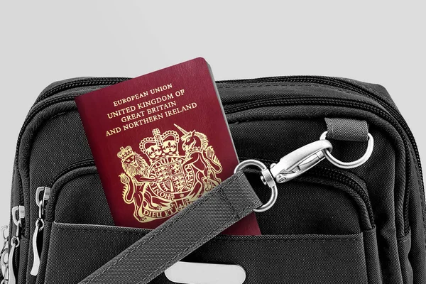 Κοντινό Πλάνο Του Διαβατηρίου Ηνωμένου Βασιλείου Μαύρο Ταξιδιωτική Τσάντα Pocket — Φωτογραφία Αρχείου
