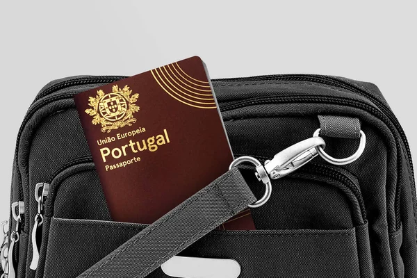 Primo Piano Del Portogallo Passaporto Borsa Viaggio Nera Tasca Foto Stock Royalty Free