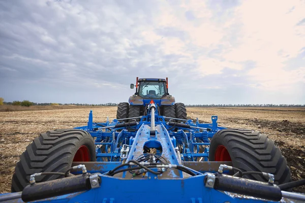 Powerful tractor working in a field — Stock Photo, Image