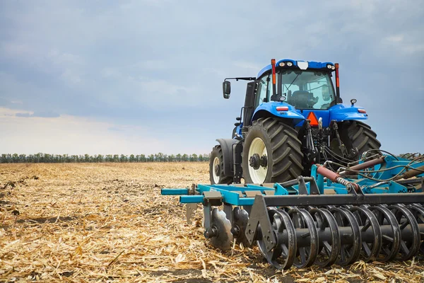 Trator trabalhando no campo no outono — Fotografia de Stock