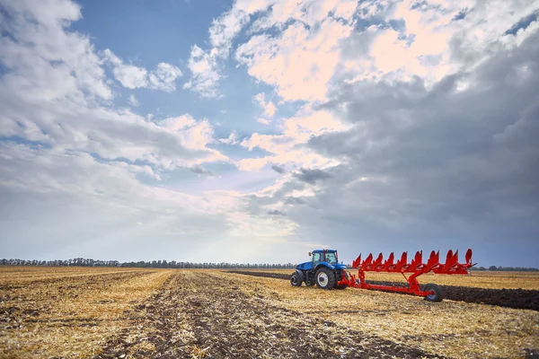 Traktor yang kuat dengan bajak — Stok Foto