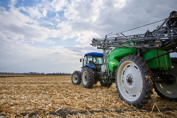 Landbouwmachines in veld — Stockfoto