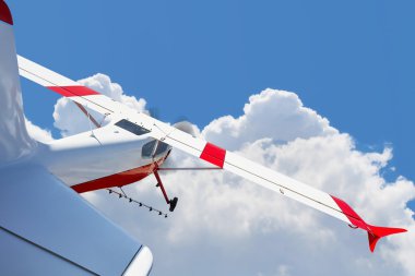 Bulutlarda uçan alanları püskürtme uçak