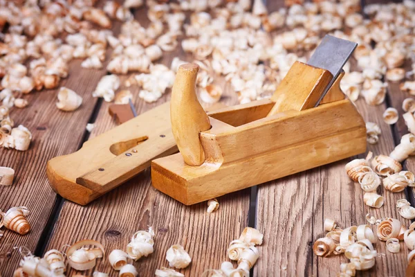 Holzflieger auf einem alten Tisch — Stockfoto