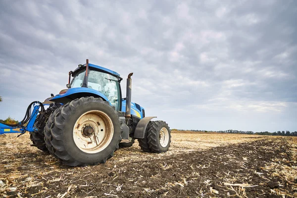 Traktor i fält — Stockfoto