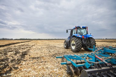 Güçlü traktör bir alanda çalışan