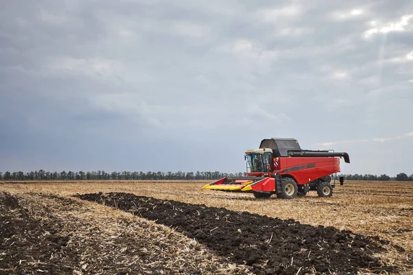 Red harvester working in a field — Stock Photo, Image