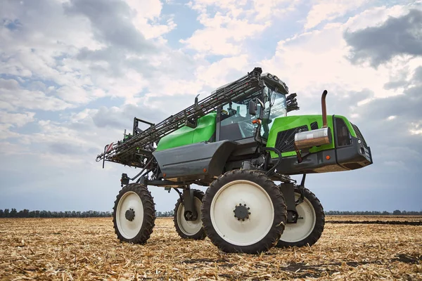 Der Traktor arbeitet auf einem Feld — Stockfoto