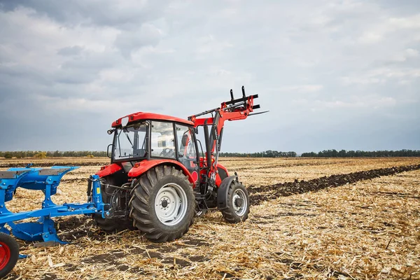 Traktor yang bekerja di pertanian — Stok Foto